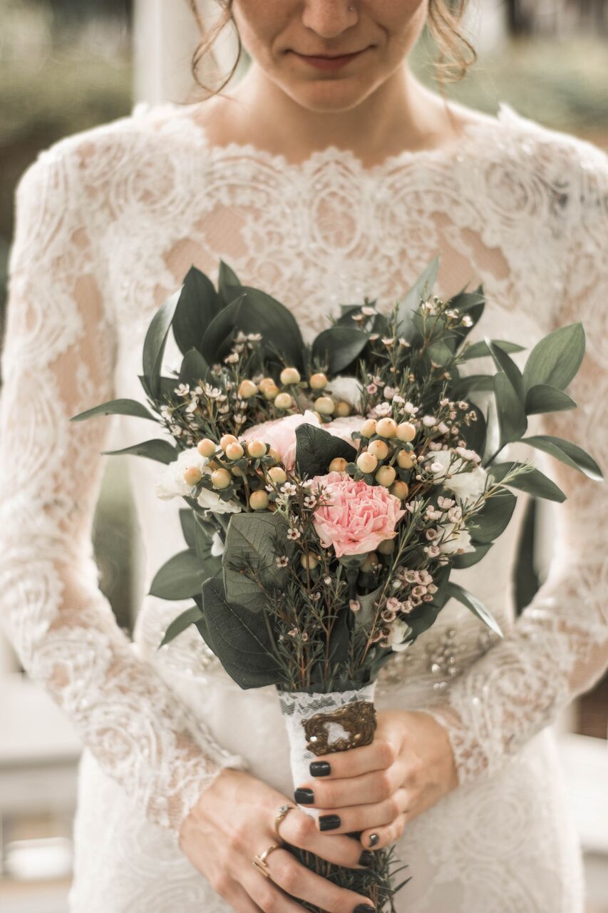 bride holding bouquet