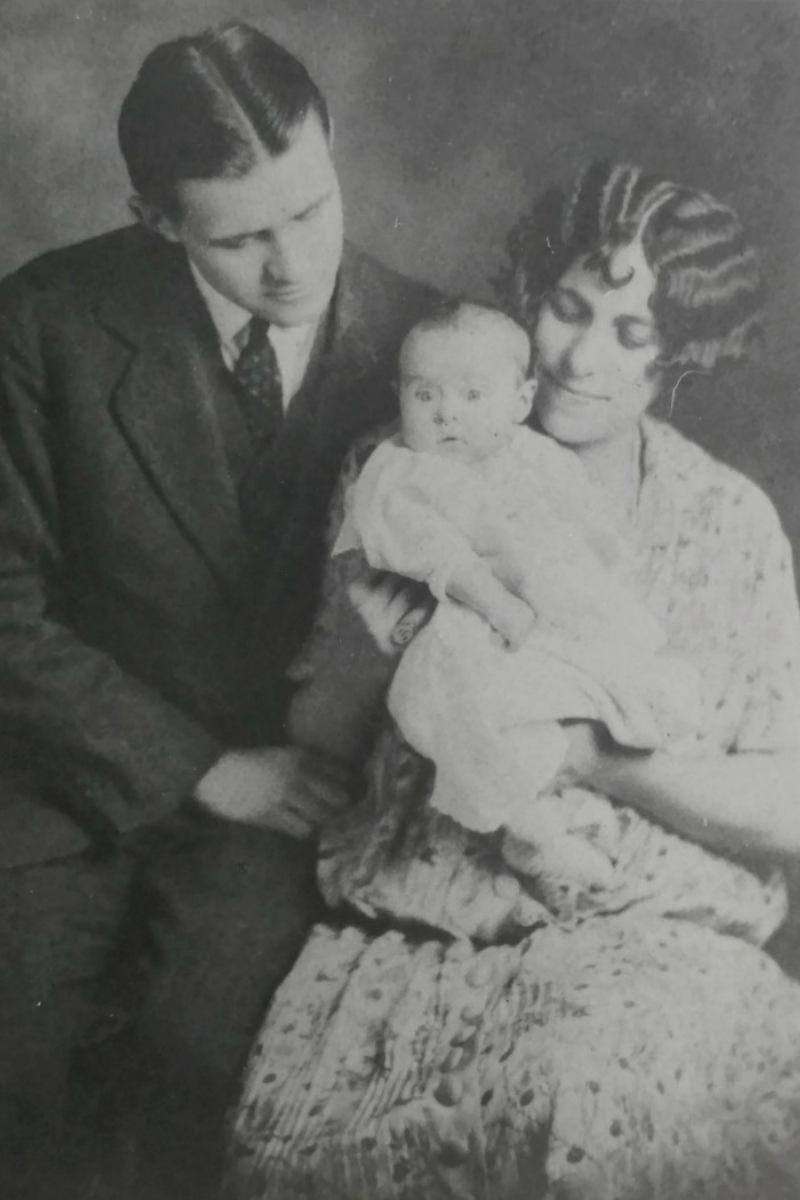 formal family portrait 1927
